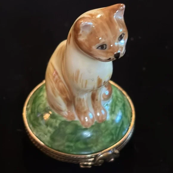 Limoges "upright sitting cat" trinket box - Picture 2 of 9
